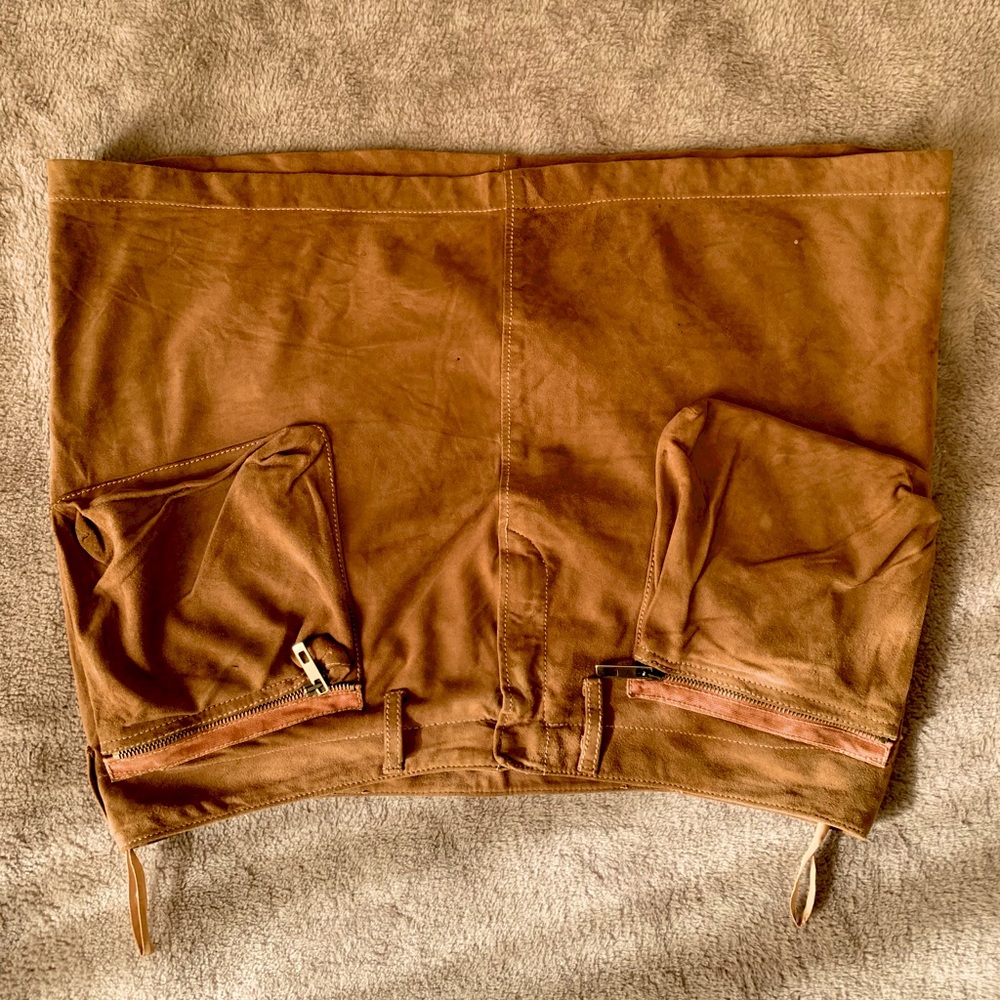 Ultra sleek suede pockets skirt in a unique color